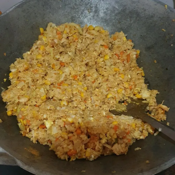 Terakhir masukan nasi putih aduk merata dan bumbu nasi goreng. Aduk-aduk sampai tercampur rata semua, lalu matikan api.