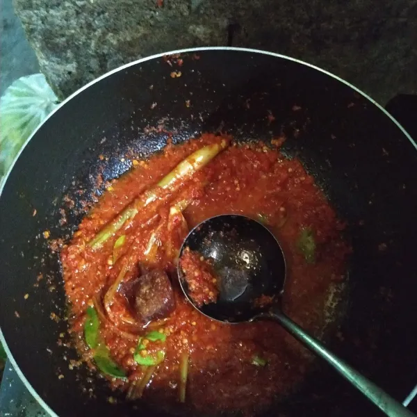 Kemudian panaskan wajan berisi minyak panas, lalu masukkan bumbu halus, serai, daun jeruk, dan gula merah, aduk sampai harum.