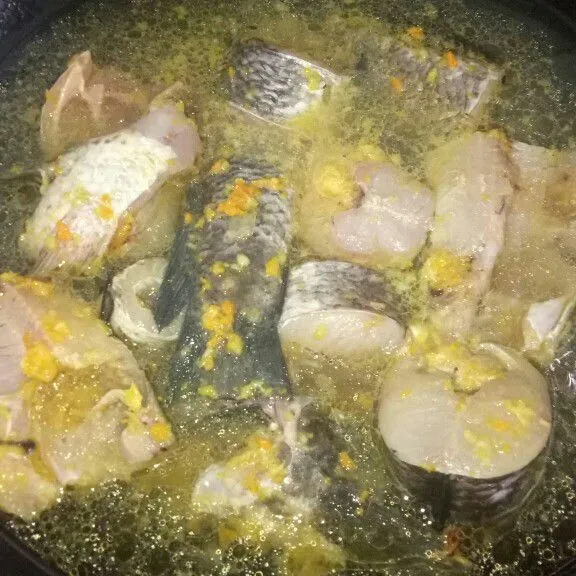 Jika air sudah mendidih, masukkan ikan gabus kemudian tunggu sampai mendidih.
