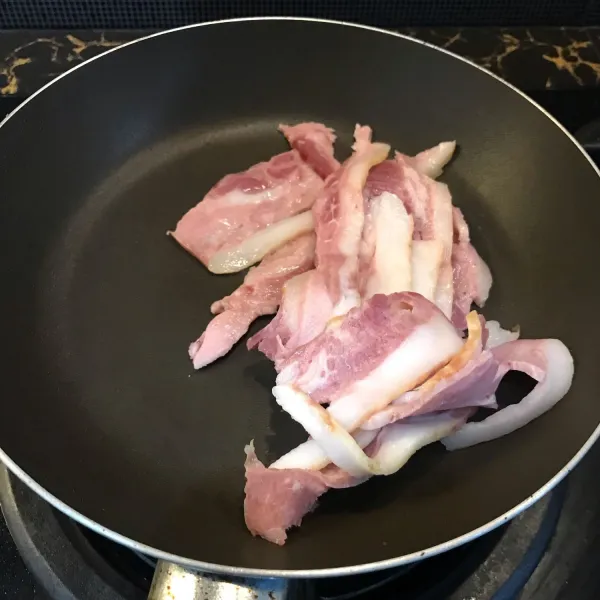 Panggang bacon hingga matang lalu angkat.