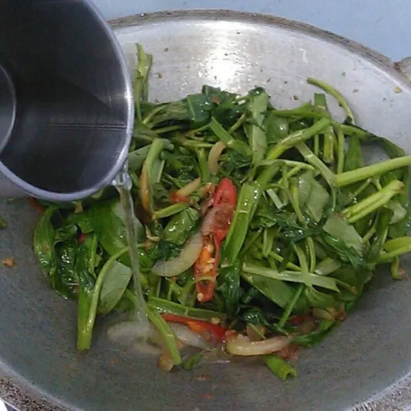 Tambahkan air, aduk rata.