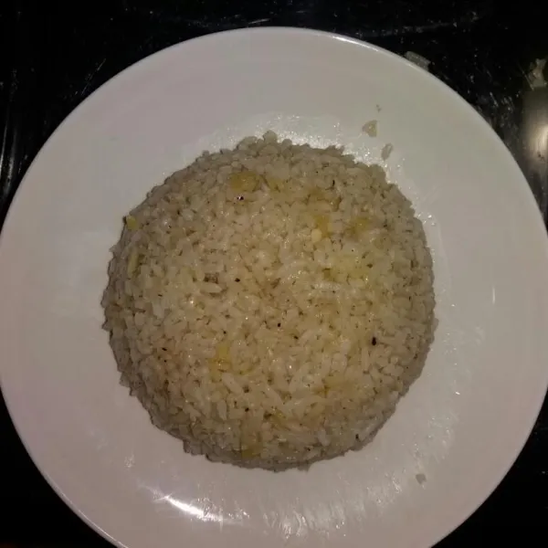 Cetak nasi dan letakkan telur yang telah dimasak.