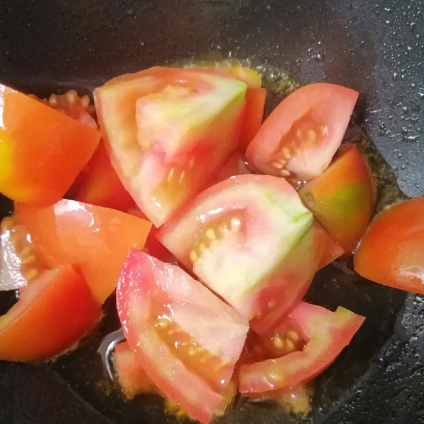 Panaskan minyak tumis tomat terlebih dahulu, agar sambal tahan lama dan tidak cepat basi.