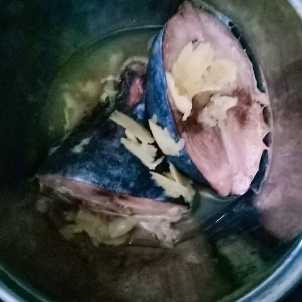 Potong tuna sesuai selera setelah dicuci bersih, kemudian kukus kurang lebih 10 menit bersama bawang putih geprek.