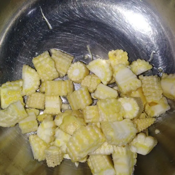 Potong kecil baby corn.