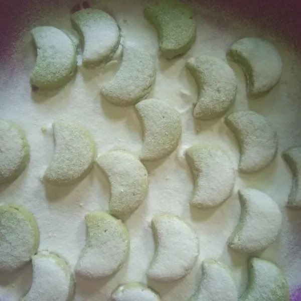 Selagi hangat taburi / gulingkan ke icing sugar, dinginkan dahulu lalu simpan ke dalam toples.