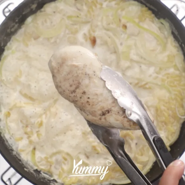 Masukkan bawang bombay dan dan susu cair. Setelah mendidih, masukan pasta fusilli. Masak hingga ayam matang, lalu sisihkan ayam.