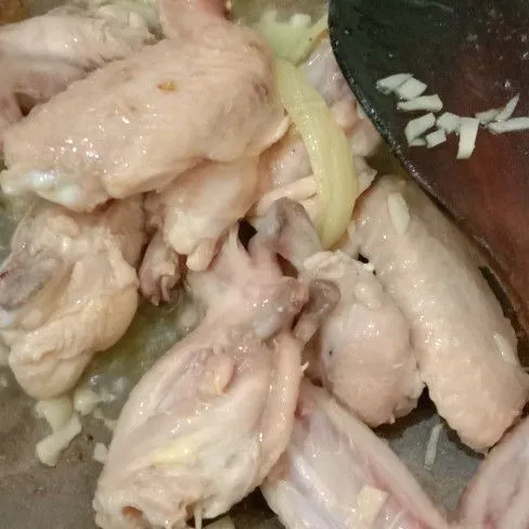 Masukkan ayam, tumis hingga ayam mulai berubah warna atau menjadi putih pucat.