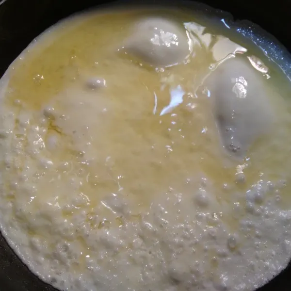 Buat dadar putih telur, goreng hingga matang kedua sisi.