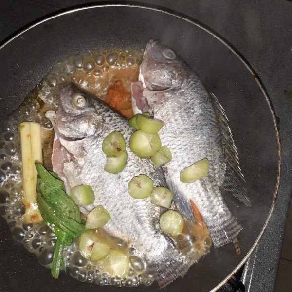 Masukkan potongan belimbing sayur, beri sedikit air, gula, dan garam, lalu aduk hingga merata.