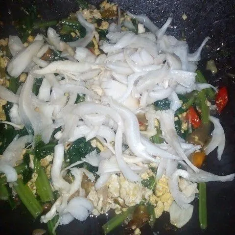 Masukkan 1 ons jamur lalu ratakan dan tunggu sampai matang.