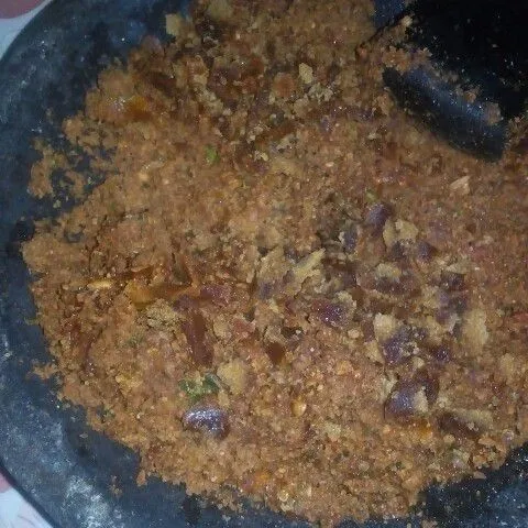 Masukkan gula merah yang sudah diiris tipis lalu ratakan.