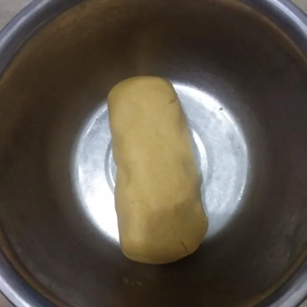 Campur semua bahan jadi satu, aduk rata sampai adonan bisa dipulung.