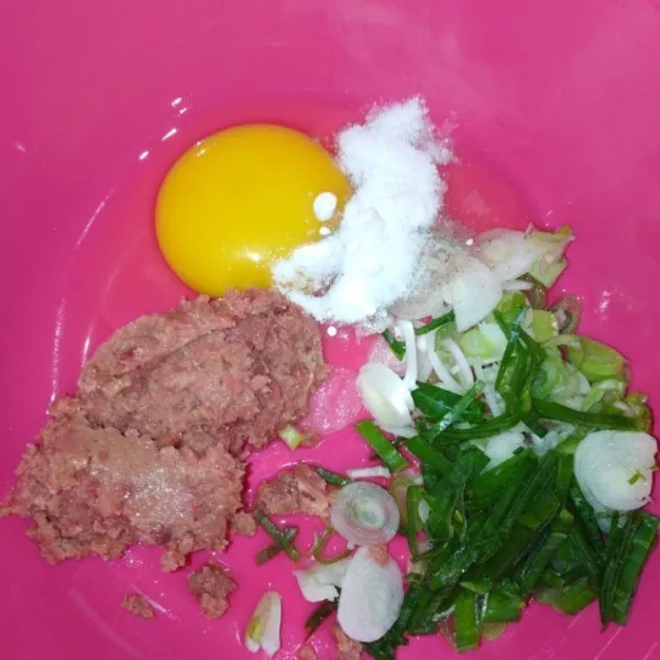 Campur telur, daun prei, kornet, garam, lada dan penyedap rasa.