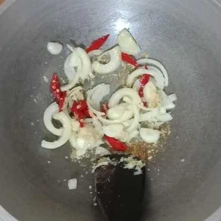 Tumis bawang merah dan bawang putih yang sudah dihaluskan sampai harum, lalu masukkan bawang bombay dan cabai merah, tumis hingga layu.