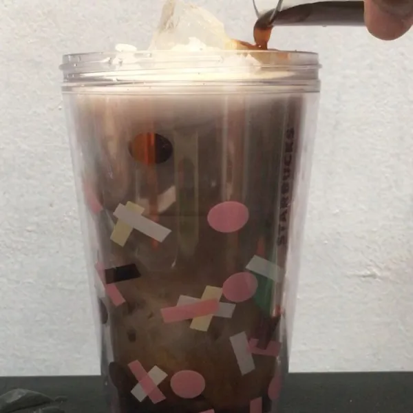 Tuangkan seduhan kopi hitam.
