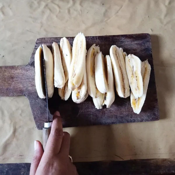 Kupas pisang kepok lalu belah menjadi 2 bagian.
