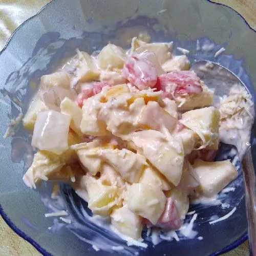 Campurkan buah dan jelly pada mayonaise, lalu masukkan susu kental manis.