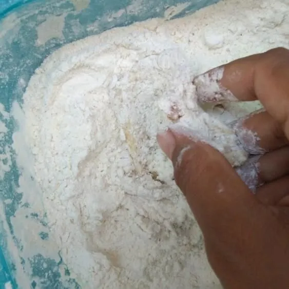 Kemudian masukkan ke dalam tepung kering dan tekan-tekan sambil di tepuk sesekali agar tepung menempel sempurna.