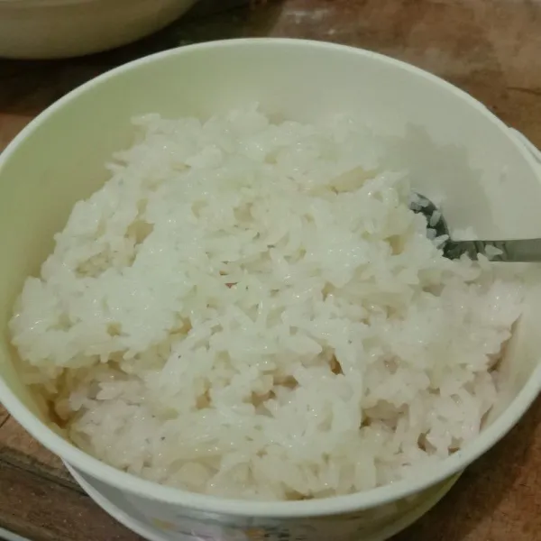 Siapkan beras ketan yang sudah matang.