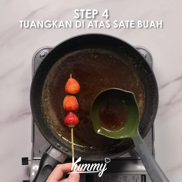 Setelah leleh, tuangkan di atas sate buah.