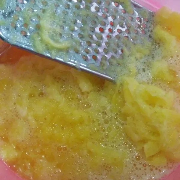 Untuk selai nenas, parut nanas dengan menggukan parutan.