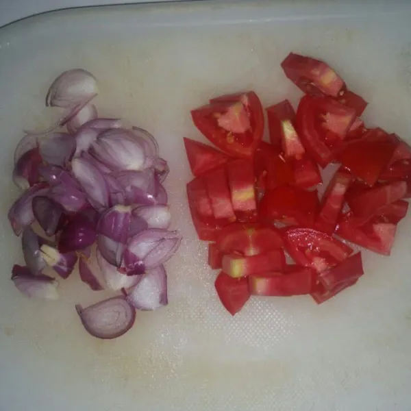 Potong-potong sesuai selera tomat dan bawang merah.