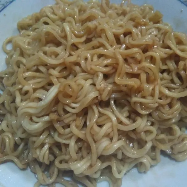 Campur dengan minyak dan kecap yang ada dalam kemasan mie. Bumbu lain tidak perlu digunakan.