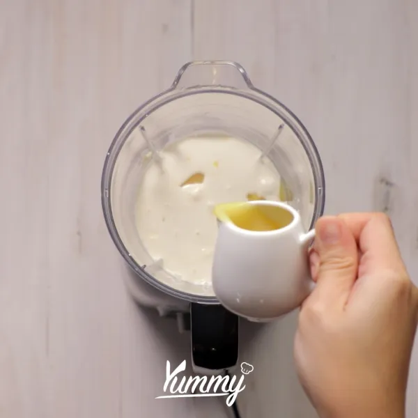 Siapkan blender, campurkan susu evaporasi, whip cream, cream cheese, dan krimer kental manis. Blender hingga semua bahan tercampur dan membentuk konsistensi foam.