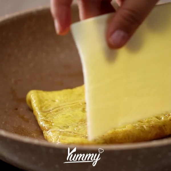 Masukan potongan roti diatas telur, lalu balik. Tambahkan margarin jika perlu.