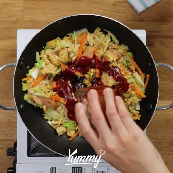 Masukkan saus tiram dan saus suki.