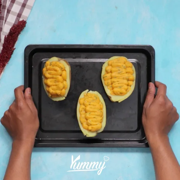 Letakkan kentang di atas tray dan oven dengan suhu 200 C selama 20 menit hingga matang dan kecoklatan. Sajikan selagi panas.