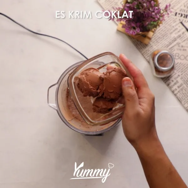 Tambahkan es krim lalu blender kembali hingga tercampur rata.