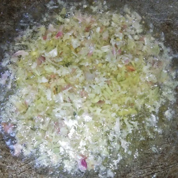 Panaskan minyak goreng kemudian tumis bawang putih dan bawang merah yang telah dihaluskan hingga berubah warna.