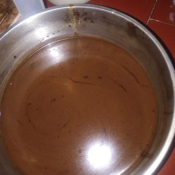 Bagi adonan menjadi 2, coklat bubuk dan coklat pasta diaduk dengan sebagian adonan. Lalu masukkan ke dalam adonan satunya, aduk rata.