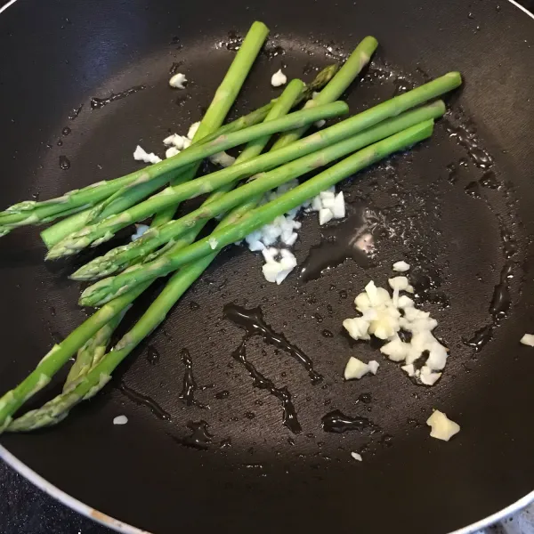 Panaskan margarin, tumis bawang putih dan asparagus hingga matang, taburi blackpepper. Angkat dan tiriskan.