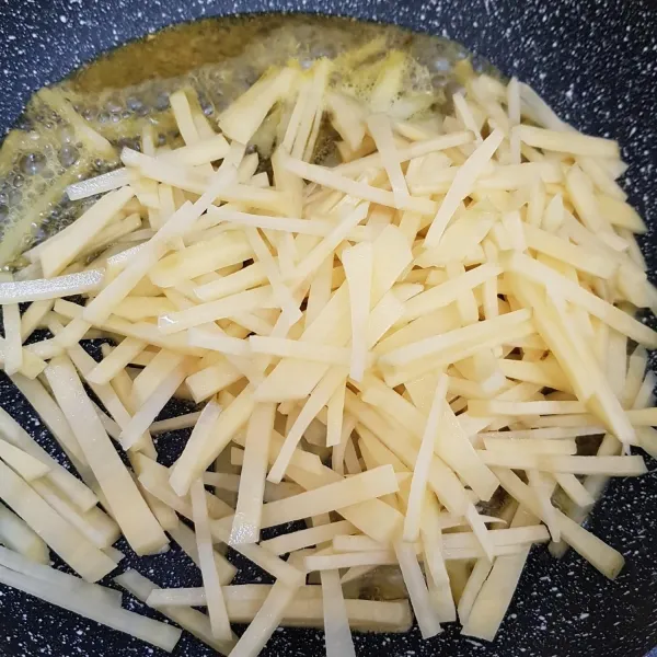 Panaskan teflon dan margarin kemudian masukkan kentang. Tumis hingga kentang layu, angkat.