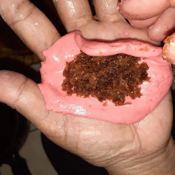 Buat adonan bulat-bulat, beri isian inti kelapa tadi.