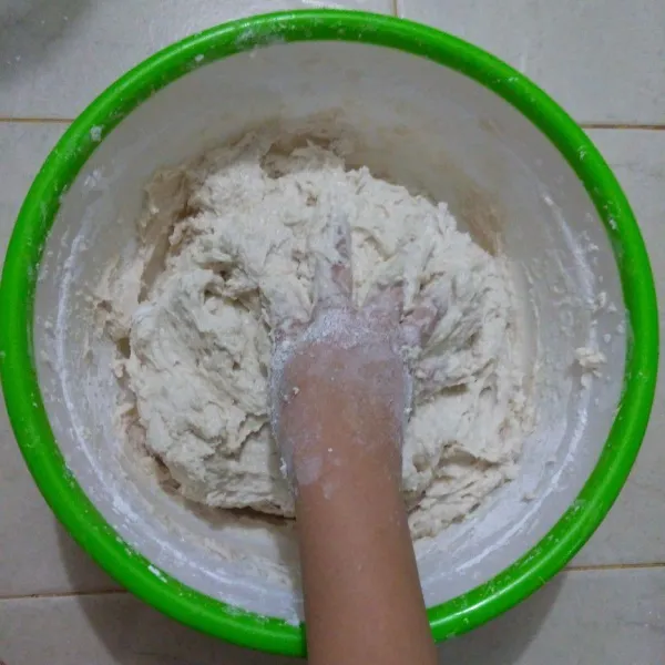 Masukkan sagu / tepung tapioka hingga merata, lalu diaduk dengan pelan. Setelah itu adonan ditutup dengan kain bersih dan diamkan selama 1 jam agar lebih kenyal dan mudah dicetak.
