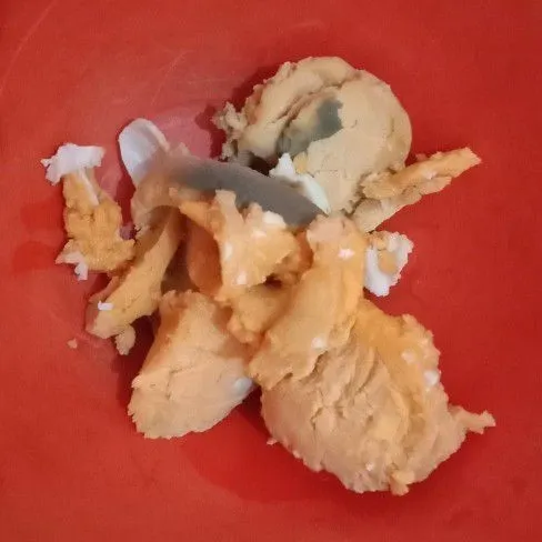 Ambil kuning telor asin dan sisihkan.