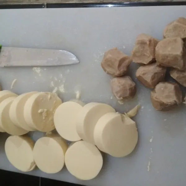 Potong-potong tofu dan bakso.