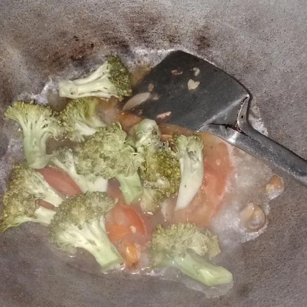 Masukkan brokoli dan tambahkan sedikit air, masak sampai empuk dan air menyusut.
