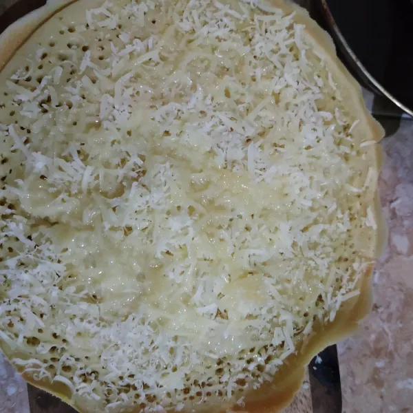 Beri mentega dan oles bagian dalamnya, beri keju parut dan skm secukupnya.