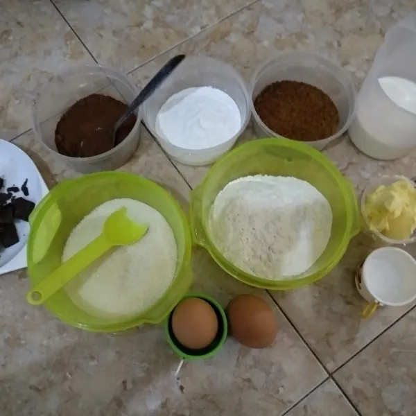 Siapkan bahan-bahan yang akan diolah.