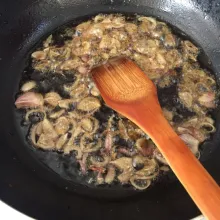 Tumis bawang merah sampai harum.