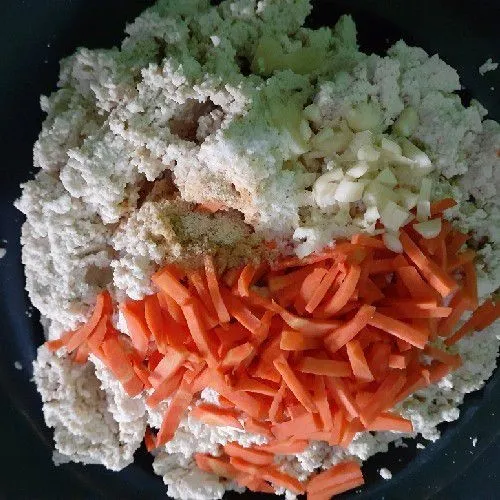 Lalu campur dengan wortel yang telah diiris, bawang putih, garam, penyedap rasa, dan lada bubuk. Jangan lupa untuk tes rasa.
