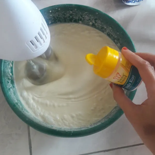 Jika sudah rata, masukkan baking soda, aduk kembali.
