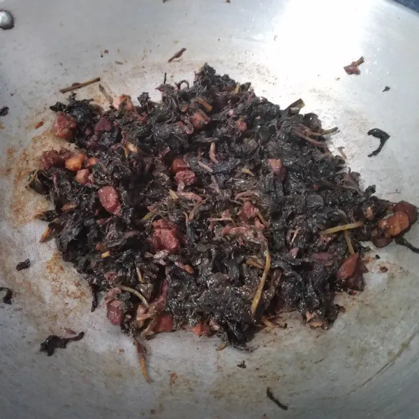 Lalu masukkan daun miana. Tambahkan air secukupnya. Masukkan garam, kaldu jamur, gula pasir. Masak hingga matang. Tes rasa. Jika air sudah mengering, sudah matang, angkat. Siap disajikan.