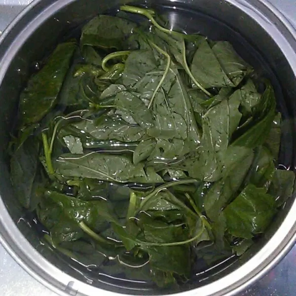 Rebus bayam sampai mendidih, kemudian tiriskan dan buang airnya.