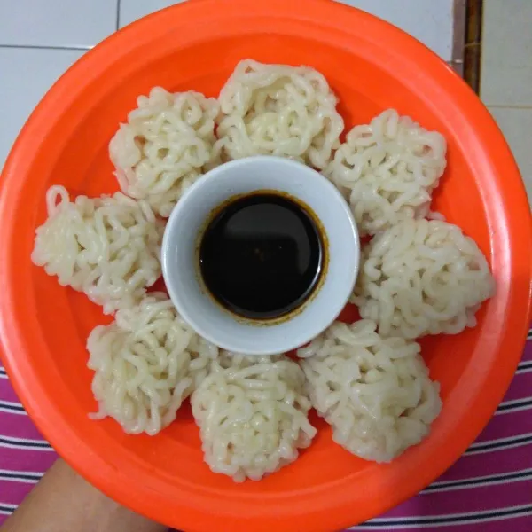 Sajikan pempek bersama dengan cuko palembang.